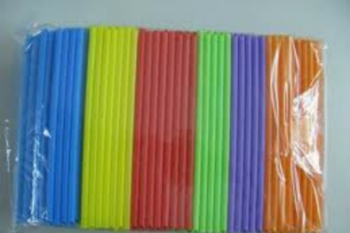 Ông hút sản xuất từ nhựa... phế thải bốc mùi?